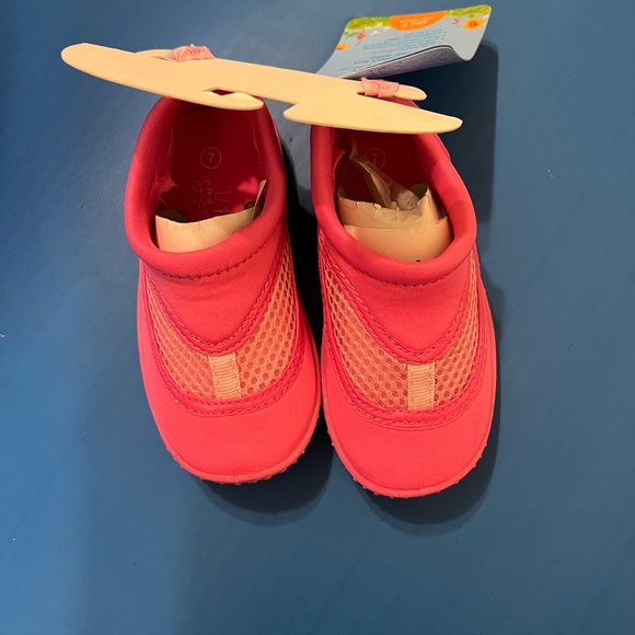 i play.® by green sprouts® Size 7 No-Slip Swim Shoe in Pink - Picture 2 of 5